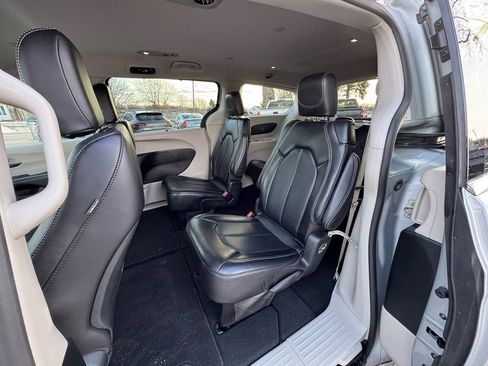 Used 2024 Chrysler Pacifica Touring-L FWD image 23