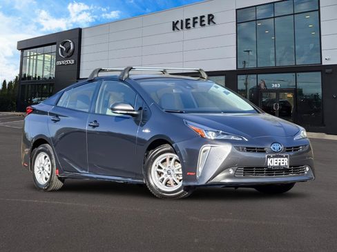 Used 2022 Toyota Prius LE image 2