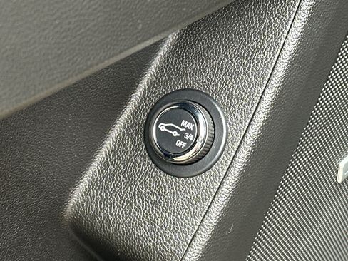 Used 2023 Chevrolet Traverse RS FWD image 14