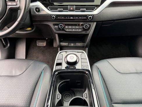 Used 2022 Kia Niro EX Premium image 11
