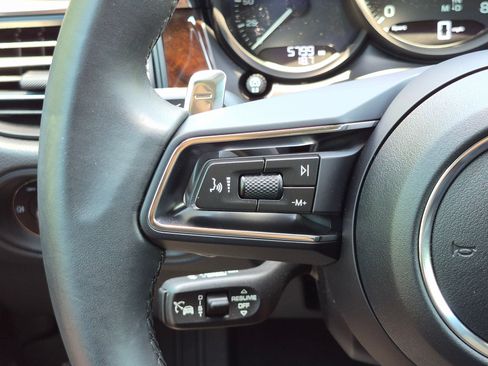Certified 2026 Porsche Macan AWD/4WD image 9