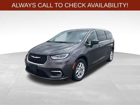 Used 2023 Chrysler Pacifica Touring-L FWD image 3