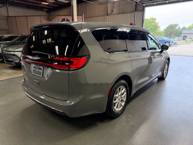Used 2025 Chrysler Pacifica Select FWD image 5