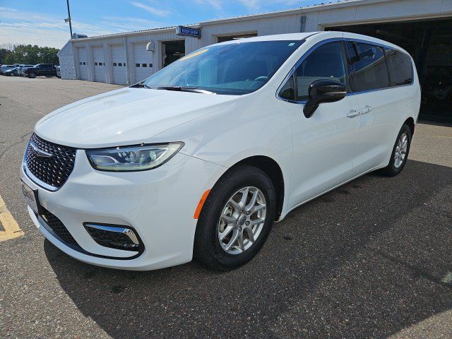 Used 2025 Chrysler Pacifica Select FWD image 4