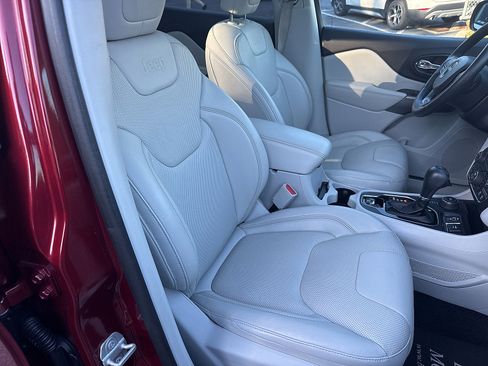 Used 2019 Jeep Cherokee Limited AWD/4WD image 30