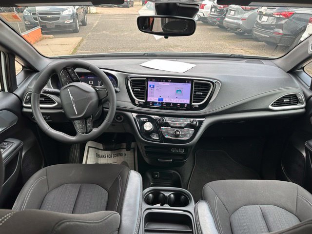 Used 2023 Chrysler Pacifica Touring FWD image 21