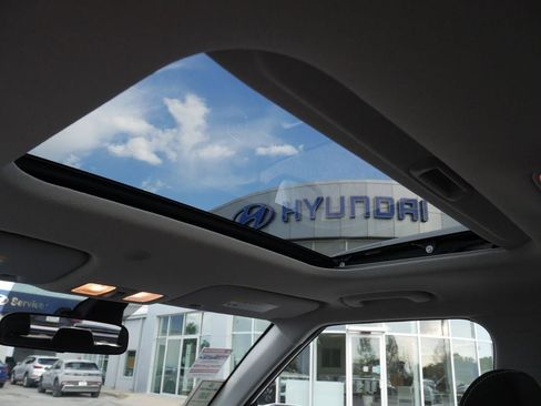 Used 2025 Hyundai Venue SEL FWD image 7