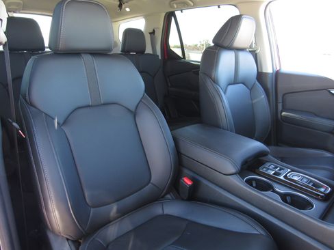 Used 2025 Honda Pilot Touring image 11