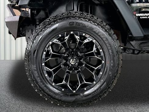 Used 2017 Jeep Wrangler Unlimited Rubicon w/ Dual Top Group AWD/4WD image 33