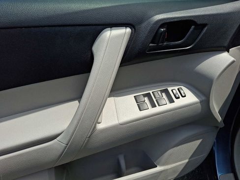 Used 2013 Toyota Highlander 4WD w/ Cold Weather Pkg image 13