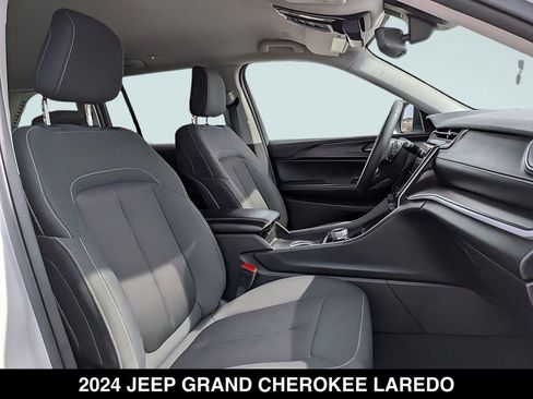 Used 2024 Jeep Grand Cherokee Laredo AWD/4WD image 26