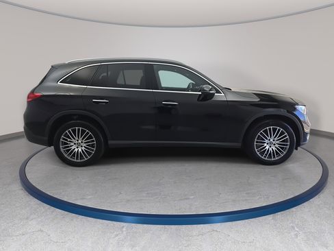 Used 2025 Mercedes-Benz GLC 300 4MATIC image 4