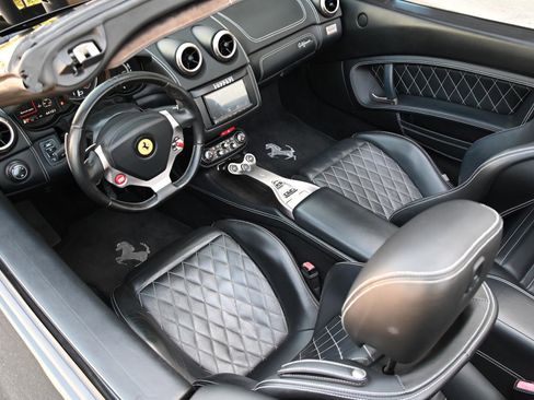 Used 2010 Ferrari California RWD image 25