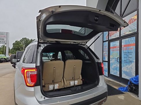 Used 2017 Ford Explorer XLT image 88