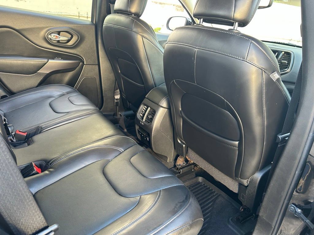 Used 2019 Jeep Cherokee Limited FWD image 31