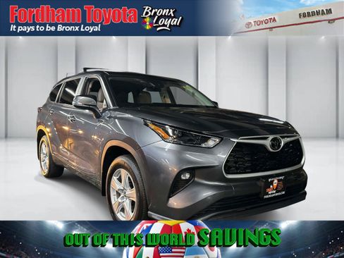 Certified 2024 Toyota Highlander LE AWD/4WD image 1