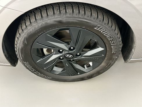 Used 2022 Hyundai Elantra SEL image 11