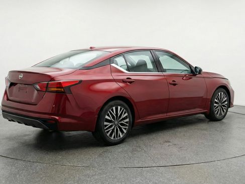 Used 2025 Nissan Altima 2.5 SV image 9