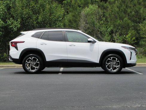 Used 2025 Chevrolet Trax LT w/ Driver Confidence Package FWD image 4