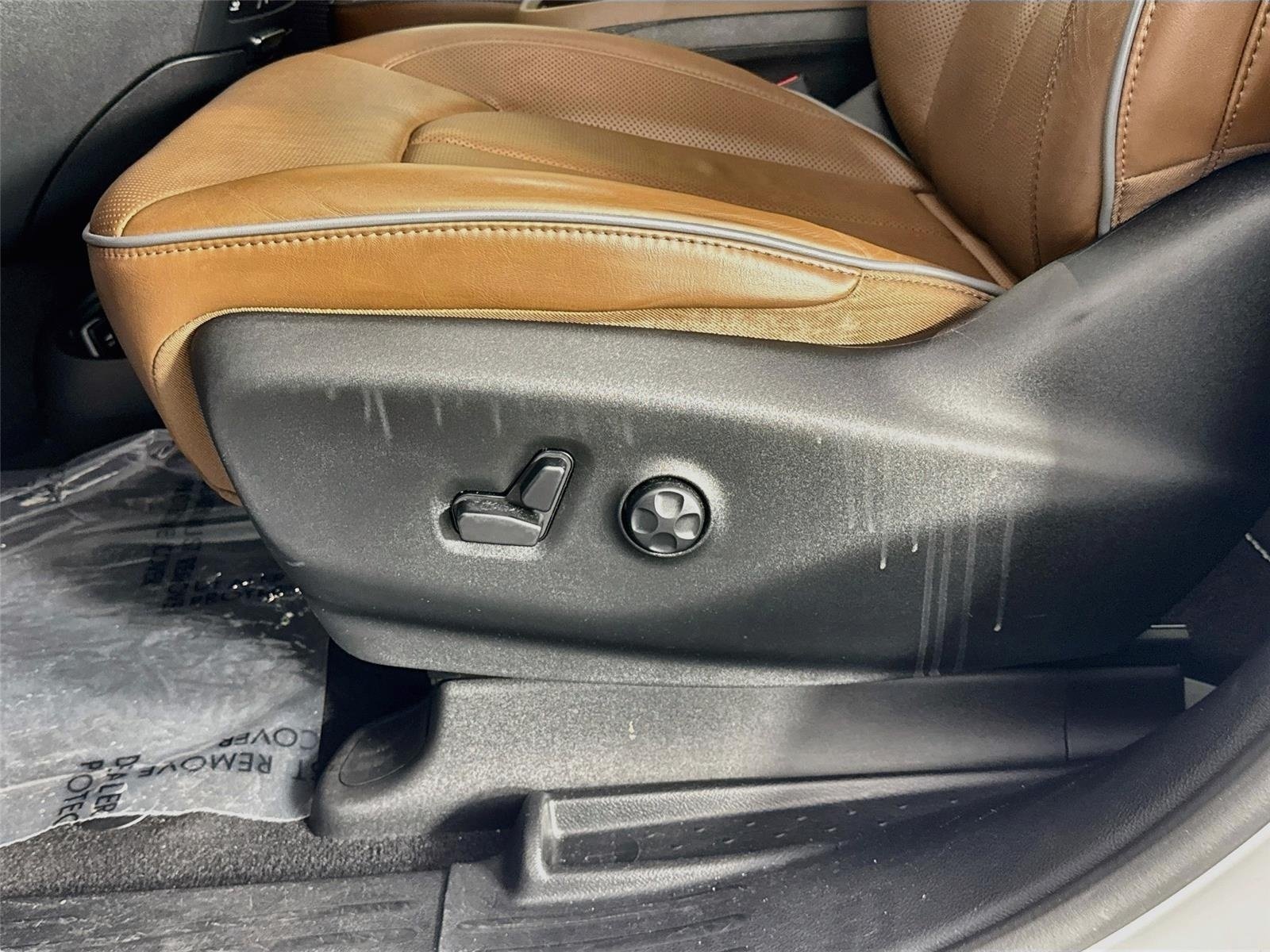 Used 2020 Chrysler Pacifica Limited w/ Tire & Wheel Group FWD image 21