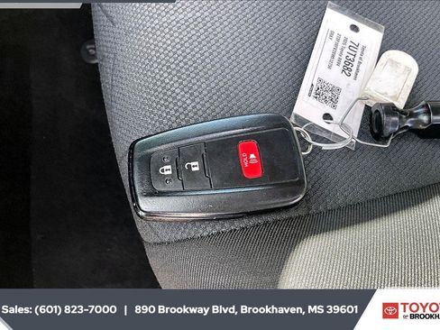 Used 2025 Toyota RAV4 XLE AWD/4WD image 9