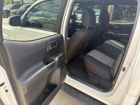 Used 2017 Toyota Tacoma TRD Sport w/ Tow Package RWD image 19