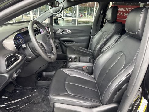 Used 2025 Chrysler Pacifica Select FWD image 15