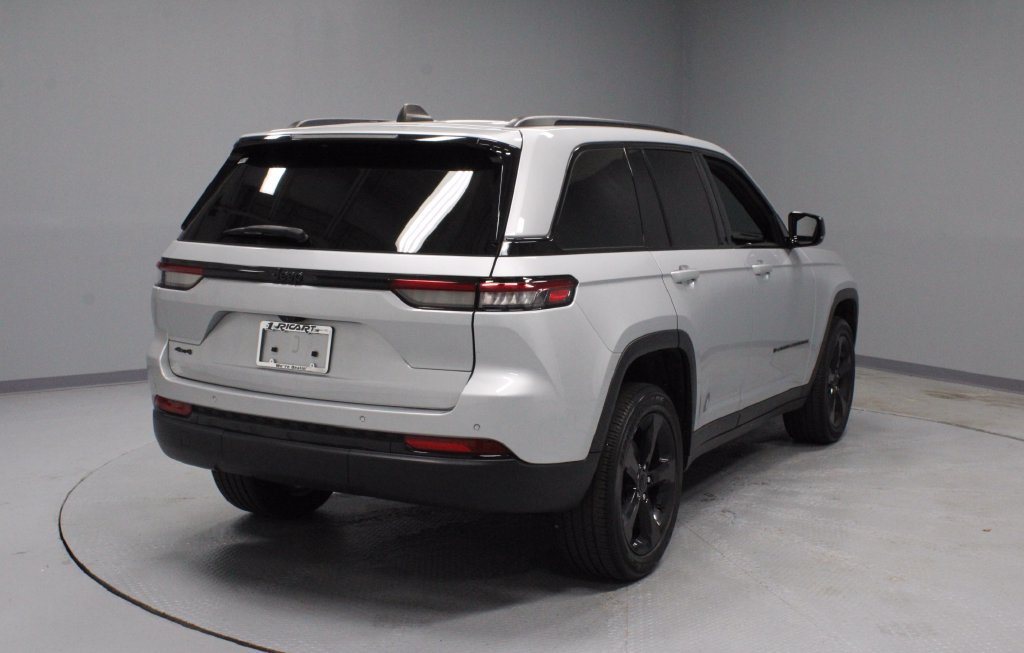Used 2023 Jeep Grand Cherokee Altitude AWD/4WD image 10