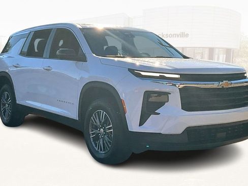 Used 2024 Chevrolet Traverse LS image 3