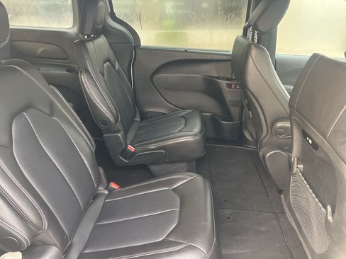 Used 2025 Chrysler Pacifica Select FWD image 11