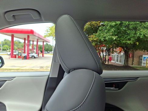 Used 2021 Toyota RAV4 Limited image 17