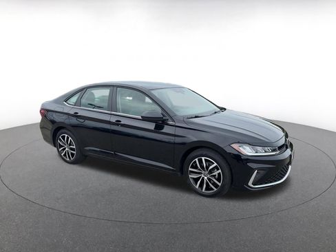 Used 2025 Volkswagen Jetta SE image 2