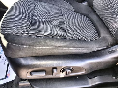 Used 2023 Chevrolet Traverse LT w/ Rear Camera Mirror Package image 12