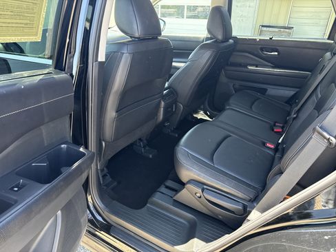 Used 2023 Nissan Pathfinder SL AWD/4WD image 16