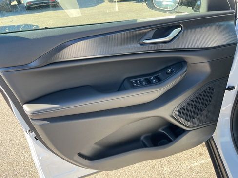 New 2025 Jeep Grand Cherokee Altitude image 18