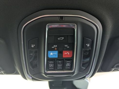 Used 2025 Jeep Grand Cherokee Overland AWD/4WD image 20