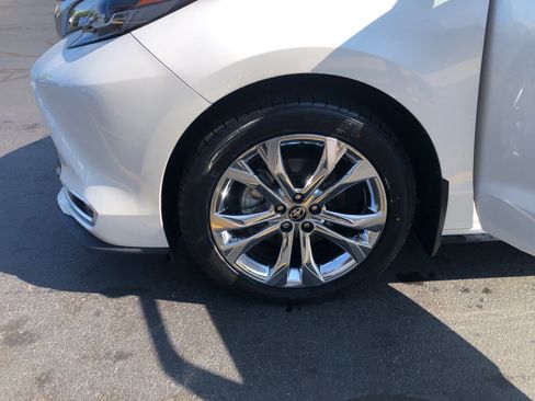 Used 2024 Toyota Sienna Platinum FWD image 30