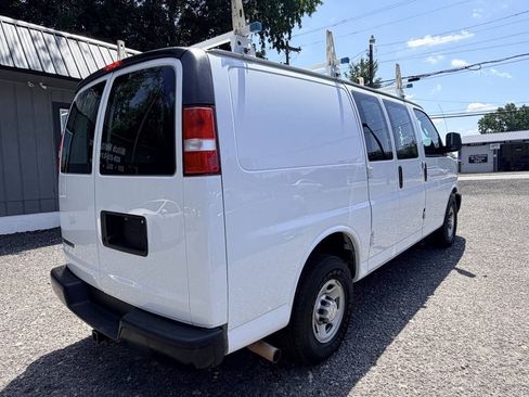 Used 2017 Chevrolet Express 2500 RWD image 10