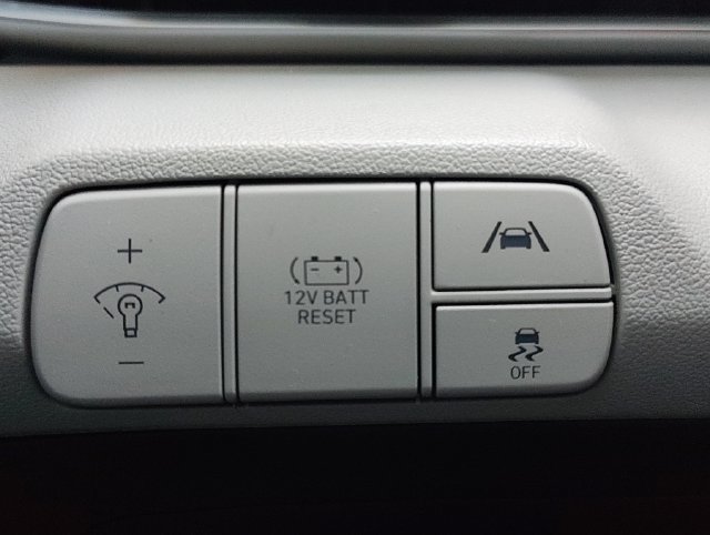 Used 2023 Hyundai Elantra Limited w/ Preferred Accessory Package FWD image 31