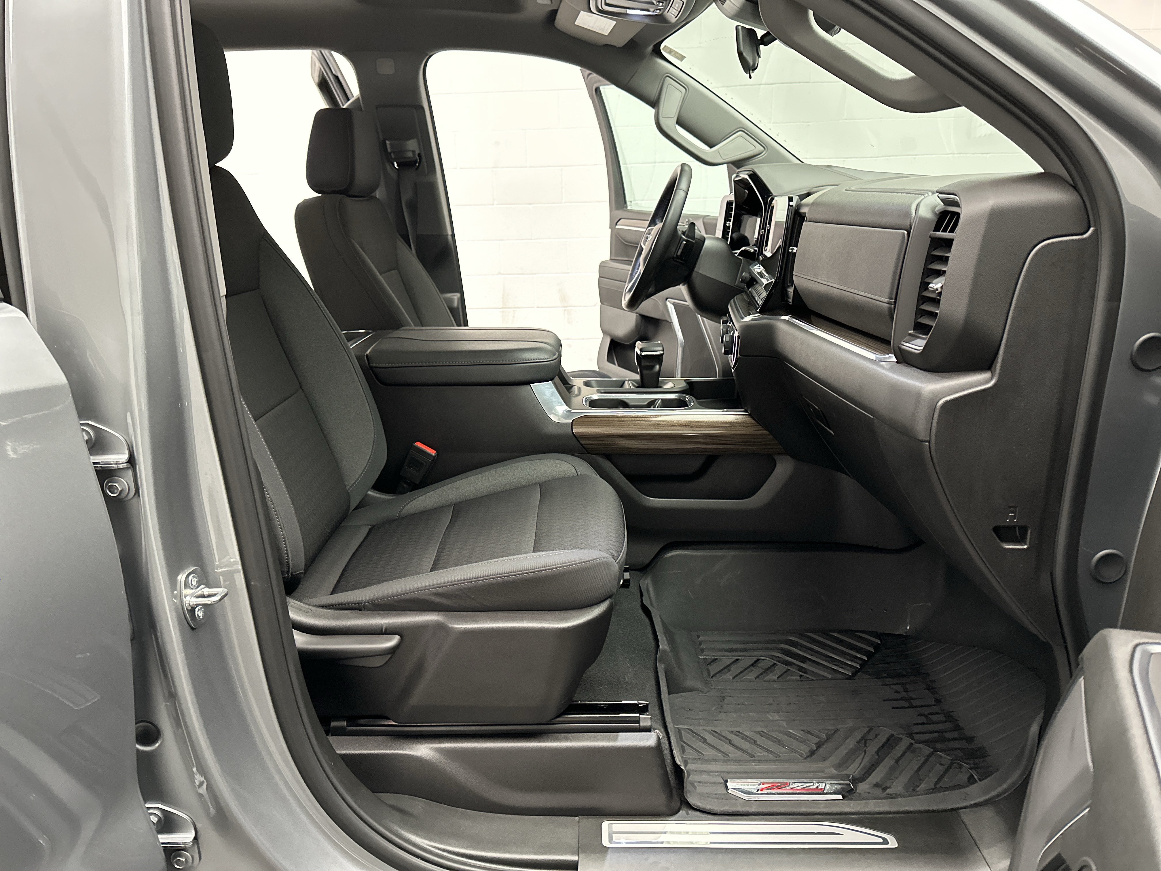 Used 2024 Chevrolet Silverado 1500 LT Trail Boss w/ LPO, Dark Essentials Package AWD/4WD image 22
