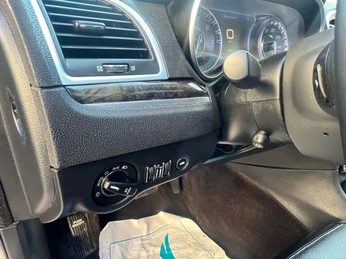 Used 2017 Chrysler 300 C RWD image 24