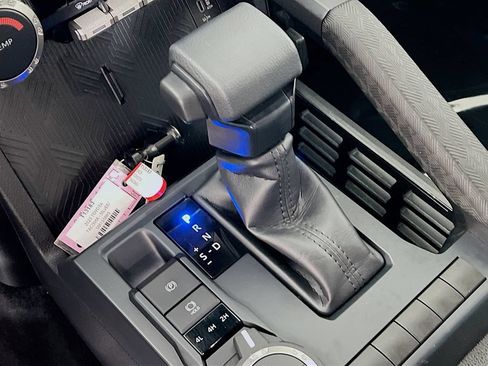 Certified 2025 Toyota Tacoma SR5 AWD/4WD image 15