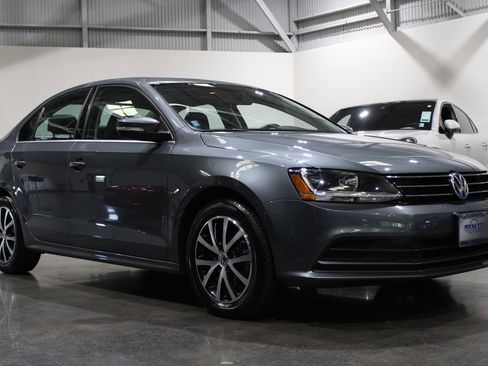 Used 2017 Volkswagen Jetta SE FWD image 4