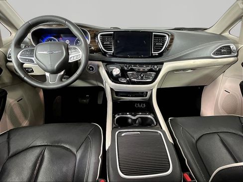 Used 2023 Chrysler Pacifica Limited w/ Uconnect Theater Family Group AWD/4WD image 7