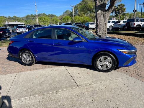 Used 2025 Hyundai Elantra SE image 6