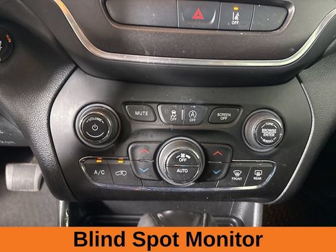 Used 2022 Jeep Cherokee Trailhawk w/ Sun, Sound & Nav Group AWD/4WD image 23