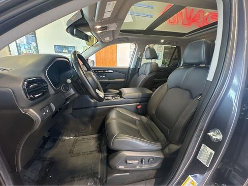 Used 2025 Honda Pilot Touring image 4