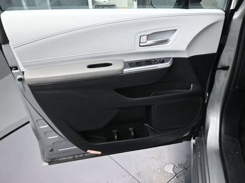 Used 2025 Toyota Sienna XLE FWD image 19