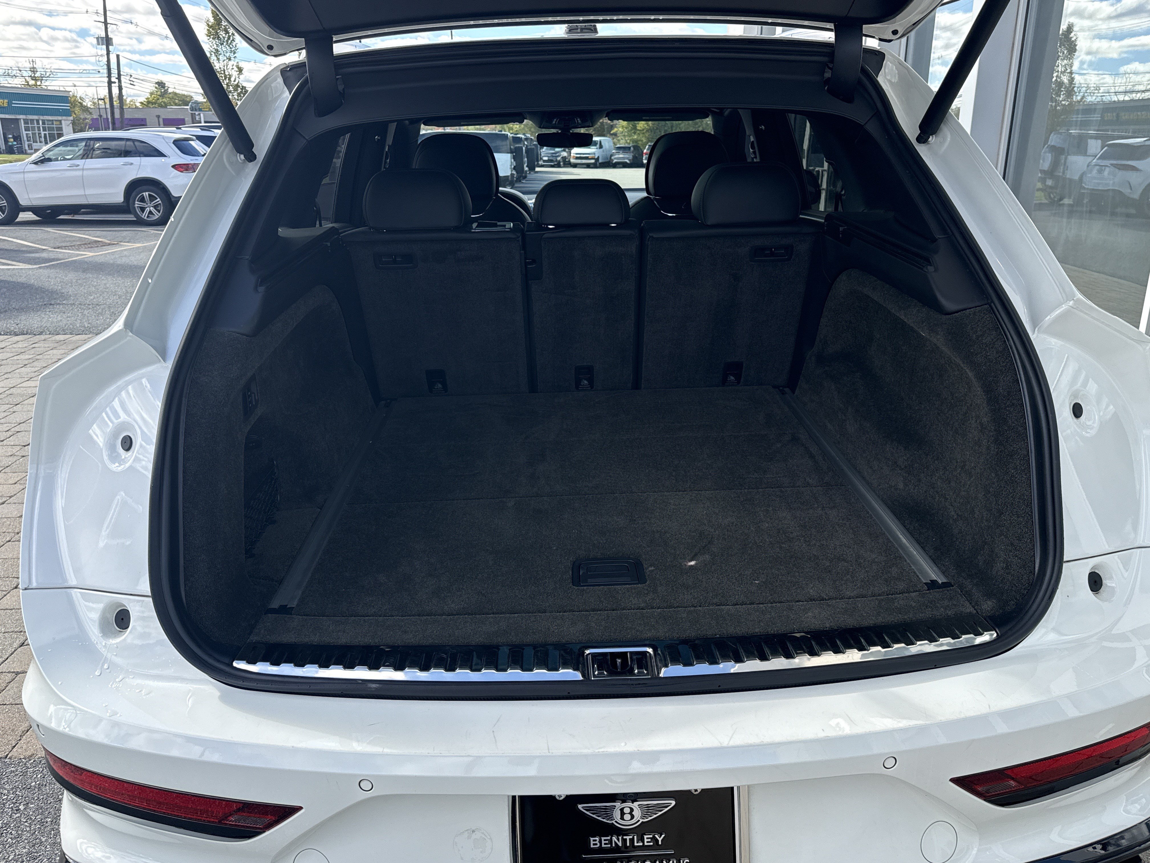 Used 2022 Bentley Bentayga AWD/4WD image 28