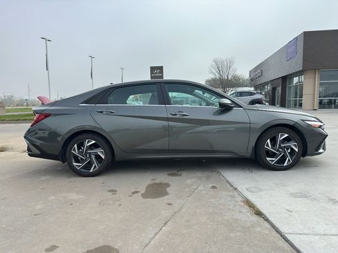 Certified 2024 Hyundai Elantra SEL w/ Convenience Package image 7